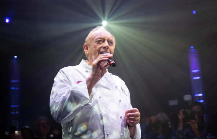 Alfons Schuhbeck, Koch, singt bei der Premierengala der Show «Moonia» von Schuhbecks teatro. Foto: Sven Hoppe/dpa
