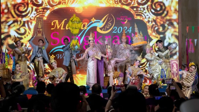 Die thailändische „Miss Universe 2023“ Antonia Porsild schlüpft in die Rolle der Nang-Songkran-Göttin. Fotos: Tourism Authority of Thailand