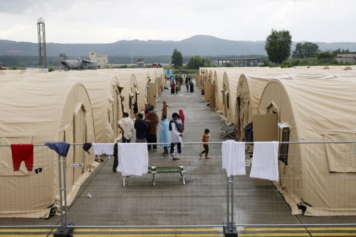 Evakuierte aus Afghanistan warten auf der US-Airbase Ramstein, die als wichtiges Drehkreuz für ihre sichere Weiterreise dient. Foto: epa/Ronald Wittek