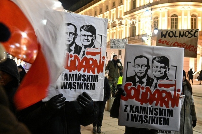 Protest gegen die Inhaftierung von zwei Abgeordneten der Partei Recht und Gerechtigkeit in Warschau. Foto: epa/Radek Pietruszka
