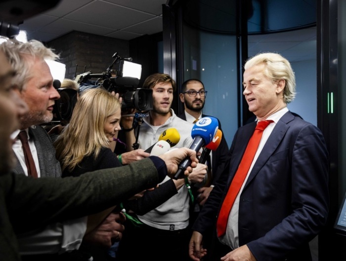 Der Vorsitzende der rechtsextremen Freiheitspartei PVV Geert Wilders (R) spricht zu den Medien nach einem Treffen mit Parteiführern zu Koalitionsgesprächen im Abgeordnetenhaus in Den Haag. Foto: epa/Sem Van Der Wal