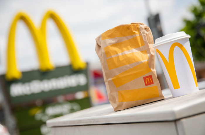 Eine McDonald's To-Go-Tüte und ein To-Go-Becher stehen vor einer Tübinger McDonald's-Filiale. Foto: Christoph Schmidt/dpa