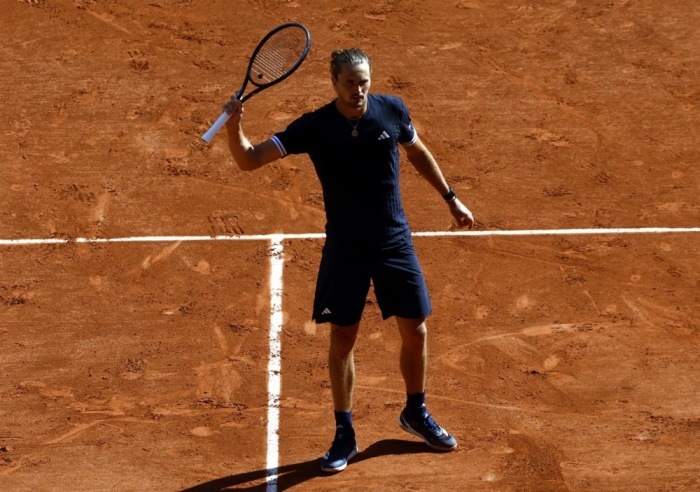 Alexander Zverev jubelt nach seinem Sieg im Halbfinale der French Open gegen den Tschechen Jakub Menšík in Paris. Foto: epa/Yoan Valat