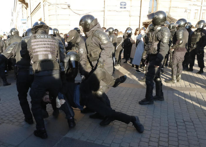 Die Polizei nimmt Demonstranten bei einer nicht genehmigten Demonstration in St. Petersburg gegen die teilweise Mobilisierung des russischen Militärs fest. Foto: epa/Anatoly Maltsev