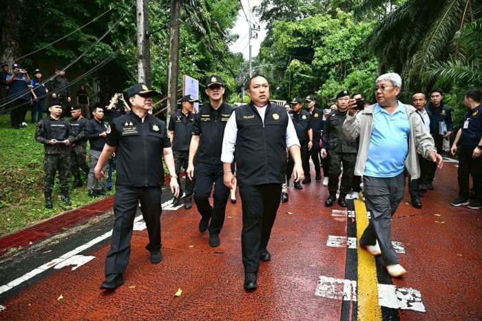 Natur- und Umweltminister Suchart Chomklin informiert sich vor Ort über die Umsetzung rechtskräftiger Urteile zur Rückgewinnung illegal besetzter Flächen auf Phuket. Foto: Sirinat National Park