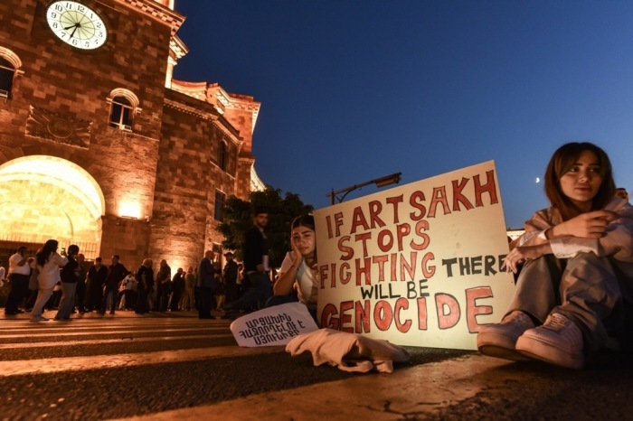 Die Armenier protestieren gegen den Umgang ihrer Regierung mit der Situation in Berg-Karabach. Foto: epa/Narek Aleksanyan