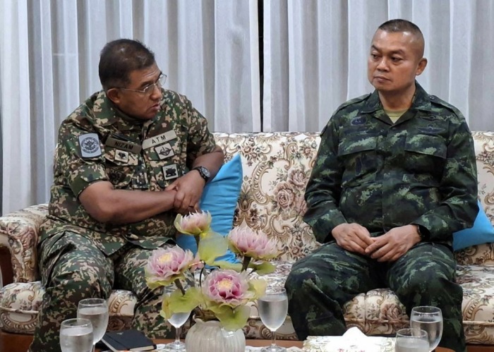 Boonsin Padklang (r.), Kommandeur der 2. Heeresregion, im Gespräch mit Malaysias Generalstabschef Mohd Nizam Jaffar (l.) über den thailändisch-kambodschanischen Grenzkonflikt in Ubon Ratchathani am Mittwoch. Foto: epa-efe/Royalthai Army
