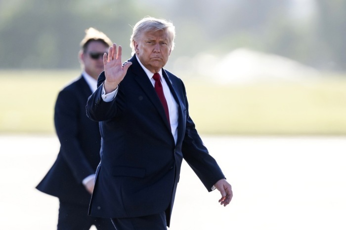 Donald Trump gestikuliert vor dem Einstieg in die Air Force One am Flughafen Genf nach dem Ende des G7-Gipfels im französischen Évian-les-Bains. Foto: epa/Martial Trezzini/pool