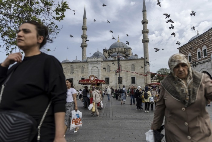 Menschen gehen vor der Neuen Moschee Eminönü zwei Tage nach den allgemeinen Wahlen in Istanbul spazieren. Foto: epa/Erdem Sahin