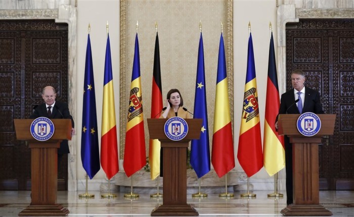 Rumänischer Präsident Klaus Iohannis (R), Moldawiens Präsident Maia Sandu (C) und Bundeskanzler Olaf Scholz (L). Foto: epa/Robert Ghement