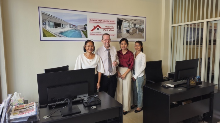Tommi Jaspers mit seinem Team von Pattaya Immobilien 24, dem Spezialisten für Verkauf, Umbau und Neubau. Fotos: Jahner