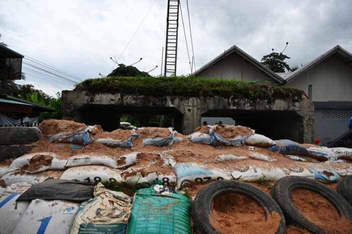 Blick auf einen Bunker, in dem Dorfbewohner aus Ta-Miang im Bezirk Phanom Dong Rak, Provinz Surin, Schutz suchen. Foto: epa-efe/Kaikungwon Duanjumroon