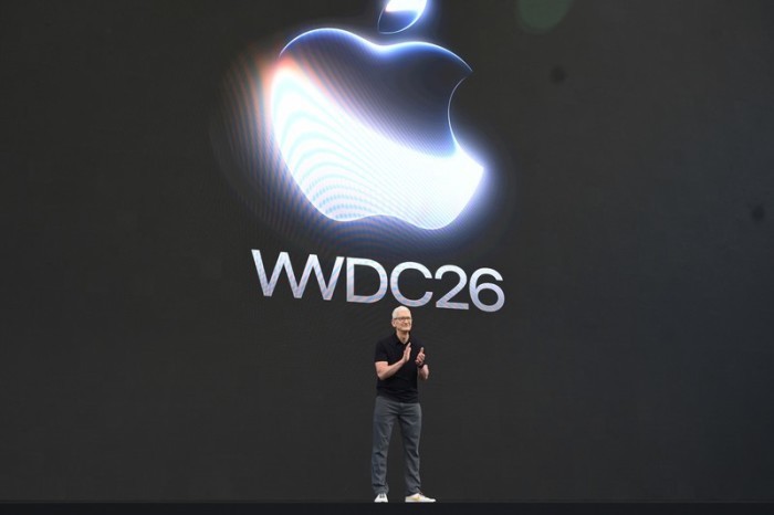 Tim Cook, Konzernchef bei Apple, steht während der jährlichen World Wide Developers Conference in der Apple-Zentrale in Cupertino auf der Bühne unter dem Apple Logo. Foto: Noah Berger/Fr34727 Ap/ap/dpa