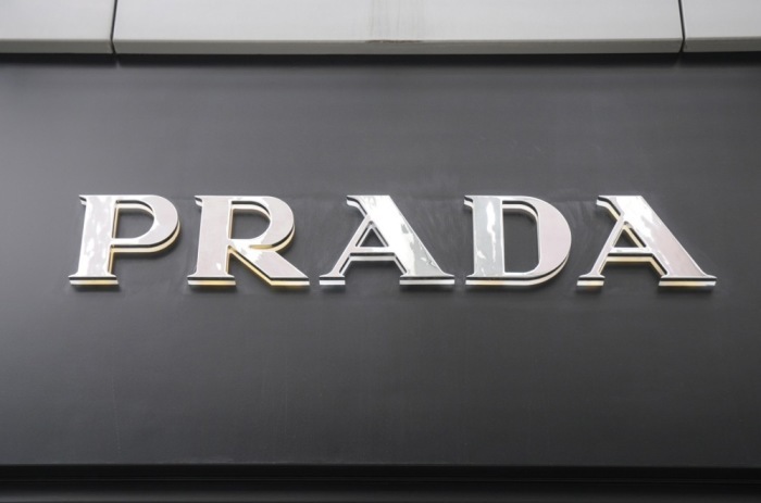 Das Prada-Logo an einer Ladenfassade in Frankfurt, aufgenommen während des regulären Geschäftsbetriebs. Foto: epa/Mauritz Antin