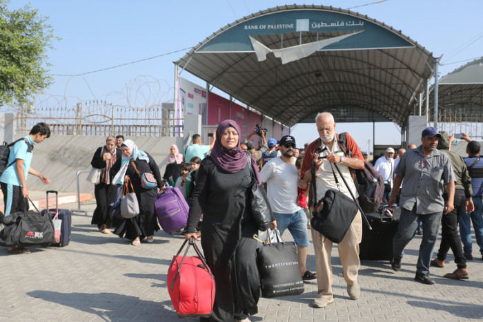 Menschen bereiten sich darauf vor, den Gazastreifen über den Rafah-Übergang im südlichen Gazastreifen nach Ägypten zu verlassen. Foto: Khaled Oma/Xinhua/dpa