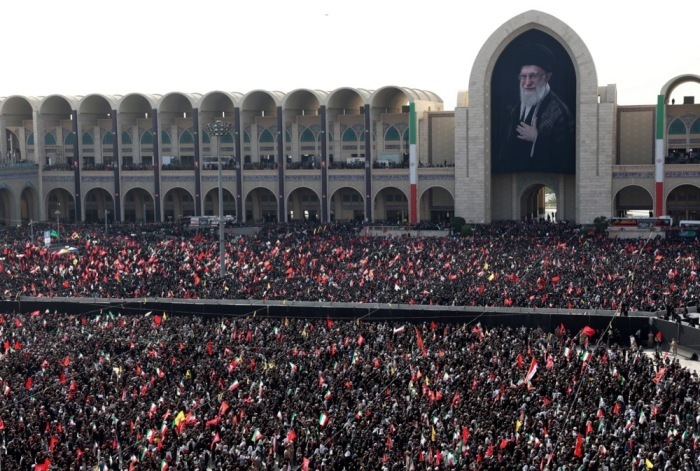 Menschen nehmen in der Großen Mosalla-Moschee in Teheran Abschied vom verstorbenen iranischen Revolutionsführer Ali Khamenei. Foto: EPA/Abedin Taherkenareh