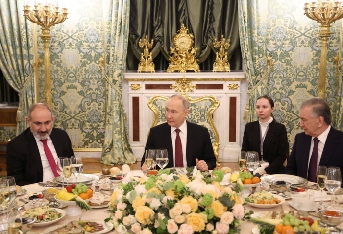 Armenischer Premierminister Nikol Pashinyan (L), der russische Präsident Wladimir Putin (C) und der usbekische Präsident Shavkat Mirziyoyev (R) in Moskau. Foto: epa/Alexander Kazakov/sputnik