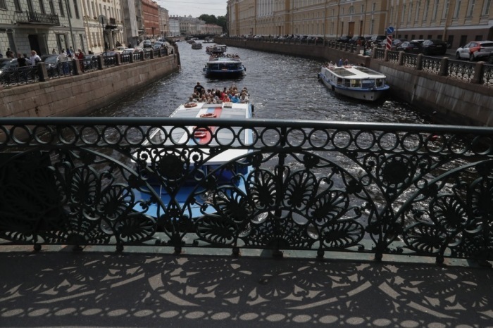 Leute auf den Straßen von St. Petersburg. Foto: epa/Anatoly Maltsev