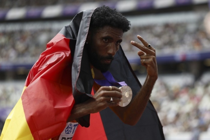 Der Deutsche jubelt bei der Leichtathletik-WM in Tokio über Platz zwei im Marathon. Foto: epa/Franck Robichon