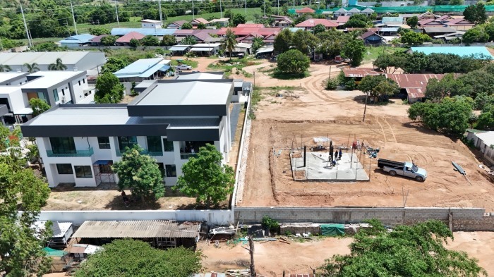 Luftaufnahme zeigt das betroffene Luxuswohnprojekt sowie das aufgeschüttete Nachbargrundstück in Nongprue. Bild: TMN.TV