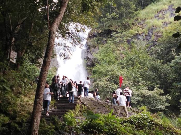 Trotz Sicherheitsvorkehrungen zieht der Sarika-Wasserfall weiterhin viele Besucher aus Nah und Fern an. Bild: Department of National Parks, Wildlife and Plant Conservation (DNP)