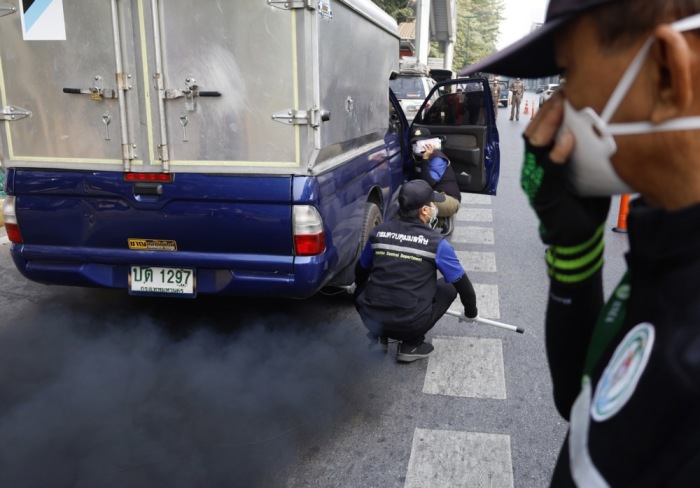 Ein Pick-up stößt bei einer Überprüfung dicken, schwarzen Rauch aus seinem Auspuff aus. Foto: epa-efe/Narong Sangnak