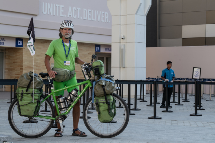 Michael Evertz, Umweltschützer, fahrt mit seinem Fahrrad eine Rolltreppe hoch. Der Umweltschützer ist mit dem Fahrrad von Berlin nach Dubai gereist. Foto: Hannes P. Albert/dpa