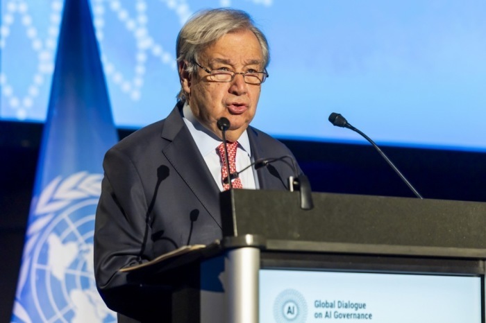 Antonio Guterres hält eine Rede bei der Eröffnungszeremonie des „Global Dialogue on AI Governance“ im Palexpo in Genf. Foto: EPA/Salvatore Di Nolfi