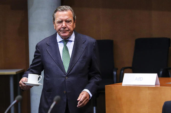 Der ehemalige deutsche Bundeskanzler Schröder verlässt den Aufsichtsrat des russischen Ölkonzerns Rosneft. Foto: epa/Omer Messinger