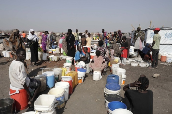 Südsudanesische Rückkehrer, die vor der Gewalt im Sudan geflohen sind, stehen in einer Schlange, während sie in der vom UNHCR eingerichteten Transitzone in der Stadt Renk im Bundesstaat Upper Nile auf Wasser warten. Foto: epa/Amel Pain