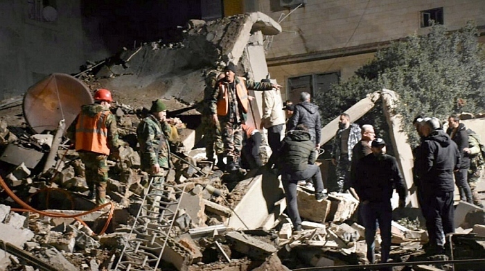 Rettungskräfte bei der Begutachtung von Schäden nach angeblichen israelischen Luftangriffen. Foto: EPA-EFE/Sana Handout