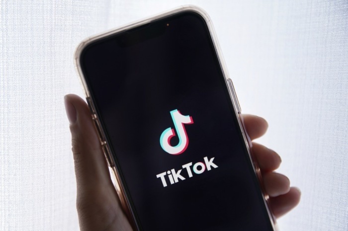 In diesem Foto hält eine Person ein Mobiltelefon mit dem TikTok-Logo in Los Angeles hoch. Foto: epa/Caroline Brehman