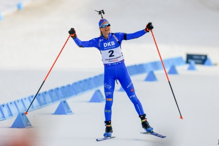 Die italienische Athletin Lisa Vittozzi feiert ihren zweiten Platz im 12,5 km Massenstartrennen der Frauen bei den Biathlon-Weltmeisterschaften in Nove Mesto. Foto: epa/Martin Divisek
