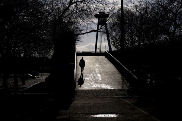 Ein Mensch geht in Bratislava spazieren. Foto: epa/Martin Divisek