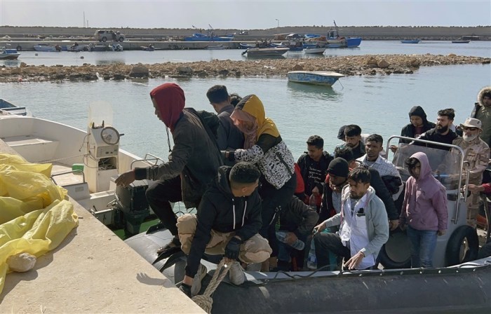 Dutzende von Leichen wurden im Westen Libyens an Land gespült, nachdem Migrantenboote im Mittelmeer gesunken waren. Foto: epa/Stringer