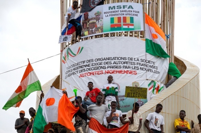 Anhänger der Militärjunta protestieren gegen eine mögliche Militärintervention in Niamey. Foto: epa/Issifou Djibo