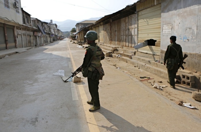 Bewaffnete Militärs stehen an einer verlassenen Straße in der selbstverwalteten Kokang-Hauptstadt Laukkai Wache. Foto: epa/Lynn Bo Bo
