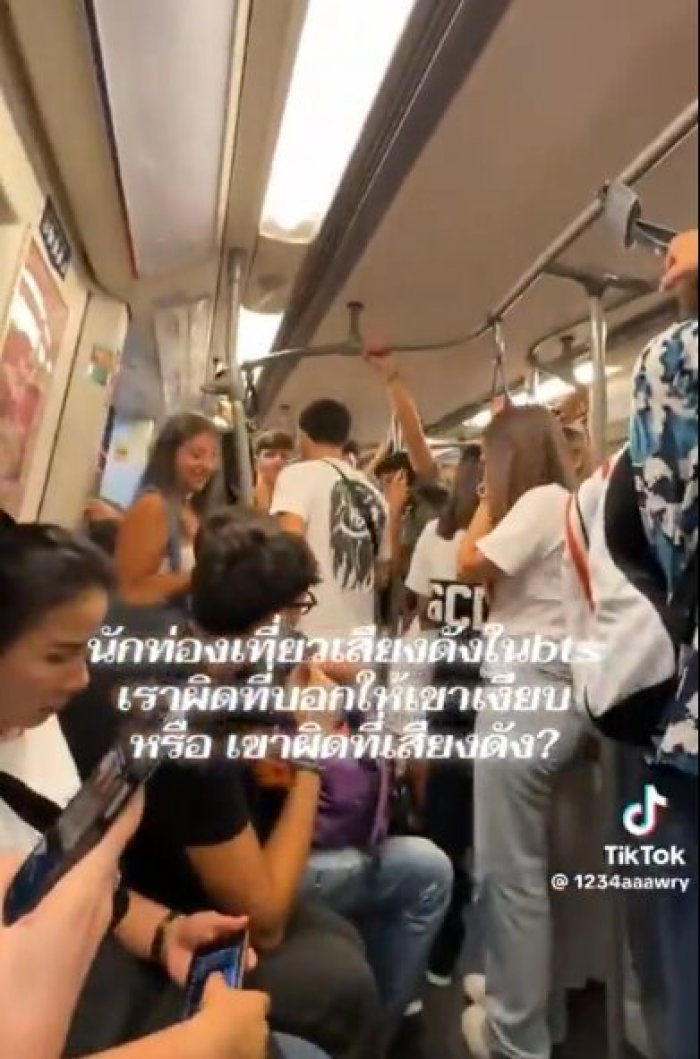 Ein TikTok-Video zeigt die Auseinandersetzung zwischen einer Thailänderin und einer Gruppe italienischer Jugendlicher in einem BTS-Zug. Foto: Screenshot Tiktok
