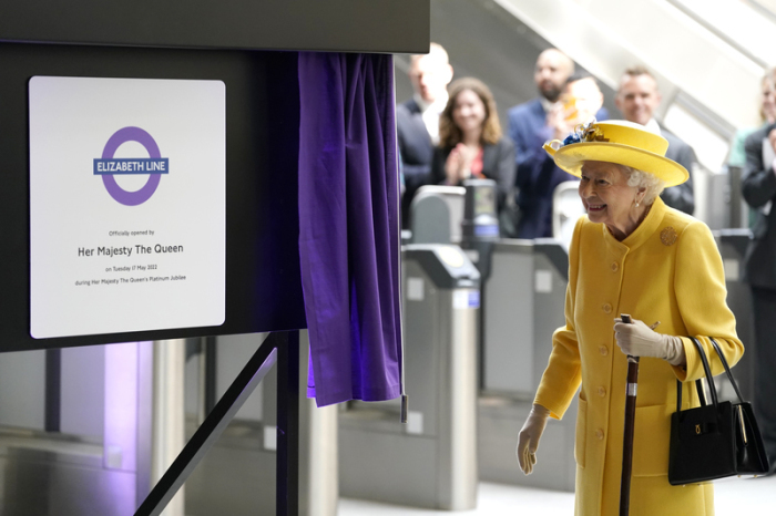 Die britische Königin Elizabeth II. enthüllt anlässlich der Fertigstellung des Londoner Bahnprojekts 