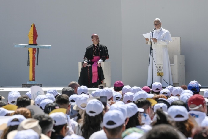 Papst Leo XIV. trifft auf Teneriffa Vertreter von Organisationen, die sich für die Integration von Migranten einsetzen. Der Besuch bildet den Abschluss seiner Spanienreise. Foto: Ciro Fusco/epa/dpa