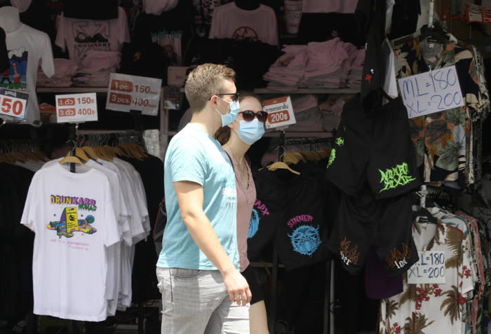 Ausländische Touristen auf Bangkoks Chatuchak-Markt. Foto: epa/Narong Sangnak