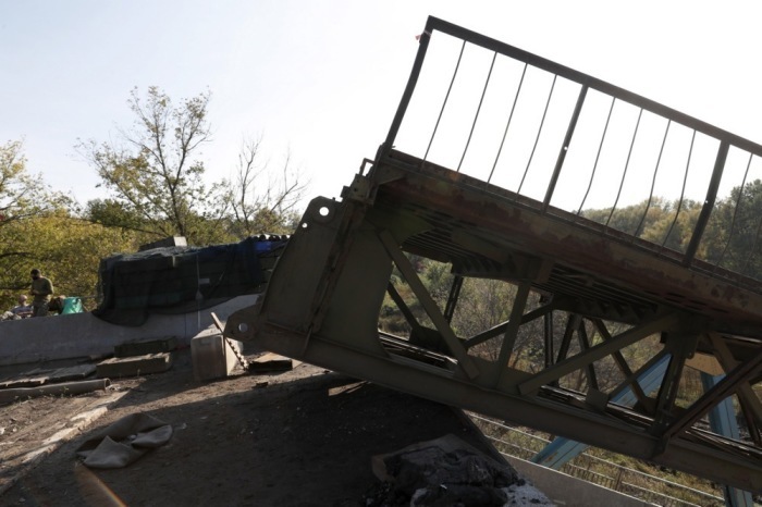 Eine beschädigte Brücke in der Region Charkiw. Foto: epa/Atef Safadi