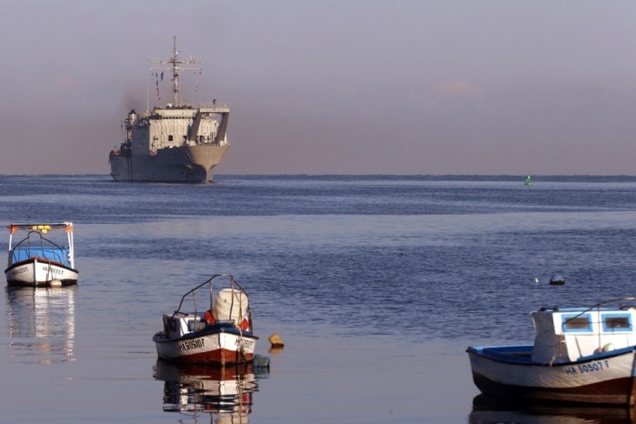 Im Hafen von Havanna läuft ein mexikanisches Hilfsschiff als Zeichen der Solidarität ein. Foto: Ernesto Mastrascusa/epa