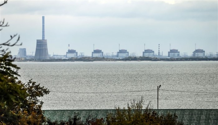 Blick auf das Kernkraftwerk Zaporizhzhia (ZNPP) von Nikopol aus. Foto: epa/Hannibal Hanschke