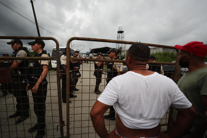 Mitglieder der Polizei bewachen den Außenbereich des Gefängnisses Santo Domingo de los Tsachilas nach einem Aufstand in Santo Domingo. Foto: epa/Jose Jacome