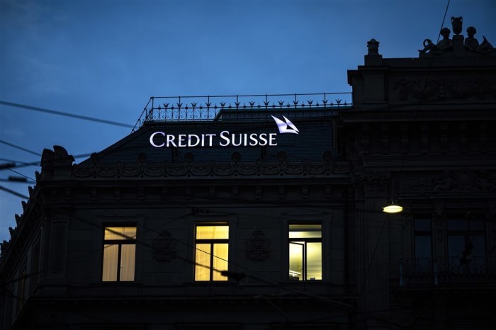 Am Hauptsitz der Credit Suisse am Paradeplatz in Zürich ist das Logo der Schweizer Bank zu sehen. Foto: epa/Michael Buholzer