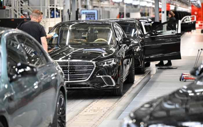 Mercedes-Benz Arbeiter fertigen im Mercedes-Benz Werk Sindelfingen in der Factory 56 Fahrzeuge der Luxusklasse. Foto: Bernd Weißbrod/dpa