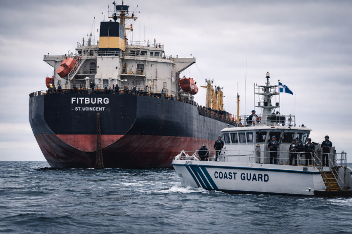 Ein Frachter wird von der finnischen Küstenwache in der Ostsee kontrolliert, nachdem ein Unterseekabel zwischen Finnland und Estland beschädigt wurde. Foto: Der Farang (ai)