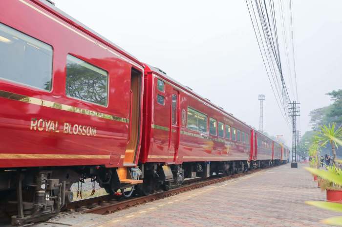 Der Royal Blossom verbindet gehobenen Reisekomfort mit ausgewählten Ausflugszielen in mehreren thailändischen Provinzen. Bild: State Railway of Thailand