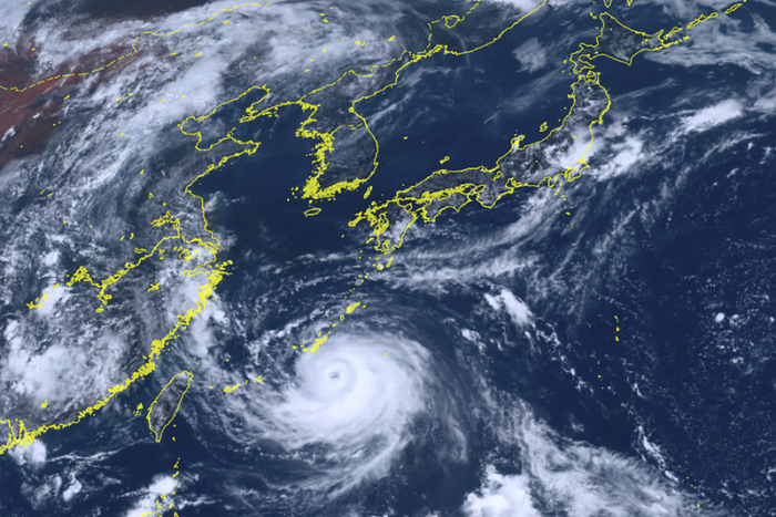 Verfügung gestellte Satellitenbild zeigt Taifun «Khanun», der sich in Richtung Südwesten Japans bewegt. Foto: Uncredited/Courtesy Of National Institute Of Information And Communications Technology (nict)/ap/dpa